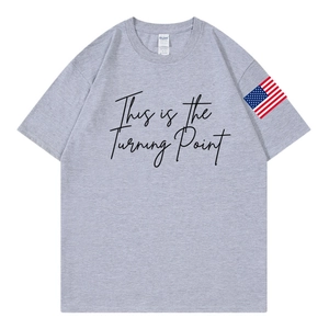 Maglietta in cotone grigio con stampa This is the Turning Point e bandiera USA