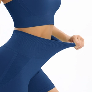 Détail de l'ensemble de sport sans couture bleu foncé avec short extensible et brassière