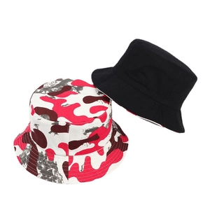 Chapeau bob réversible en noir uni et camouflage rose en coton pour la protection solaire