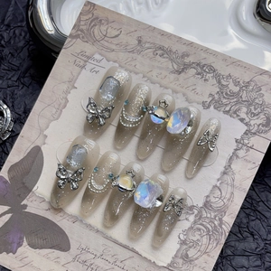 Faux ongles faits main papillon 3D avec base gelée grise pailletée argentée et bijoux