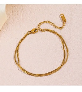 Détail du bracelet chaîne double dorée avec poinçon K18 et fermoir réglable