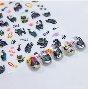 Détail macro de stickers 3D gaufrés pour ongles motif chat noir sur ongle argenté