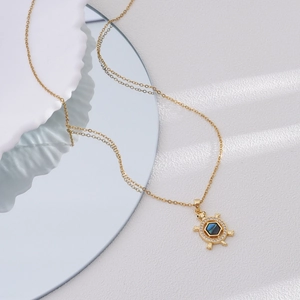 Collier tortue plaqué or 18K de style INS avec pierre bleue et micro-pavage de cristaux