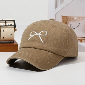 Casquette rétro kaki avec broderie nœud blanc et texture en coton délavé doux