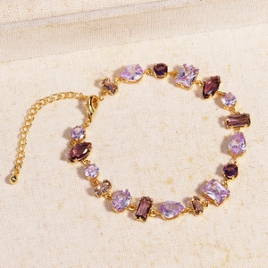 Bracelet doré élégant avec des zircons violets multicolores de formes géométriques