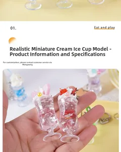 Gros plan d'un mini gobelet de crème glacée miniature porte-clés à la main