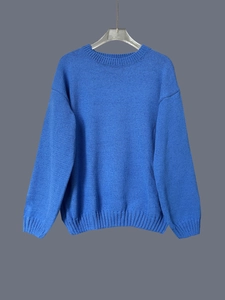Morbido maglione blu a maglia a maniche lunghe con scollo rotondo sulla gruccia