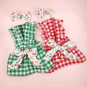 Vestidos de Navidad de cuadros para perros en rojo y verde con lazos florales, vista plana