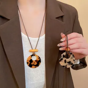 Long Pendant Necklace Resin Tortoise Shell Round Hoop Wood Bead Wax Rope Retro Bohemian Style Sweater Chain For Women