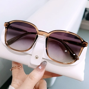 Retro oversized polarized sunglasses with brown gradient lenses and textured white leather case