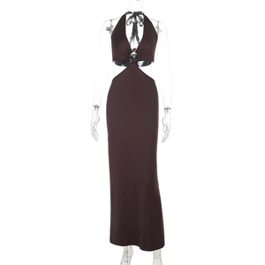Détail de la robe longue marron à découpes avec anneau métallique central au col en V