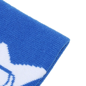 Vue macro du tissu en tricot bleu foncé d'un bonnet montrant la texture douce et les motifs
