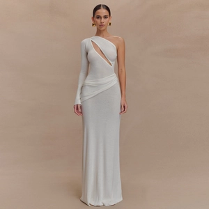 Détail de robe blanche à une épaule avec découpe asymétrique et texture en maille fine