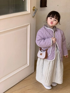 Fillette en veste matelassée violette et jupe beige avec mini sac à motif léopard