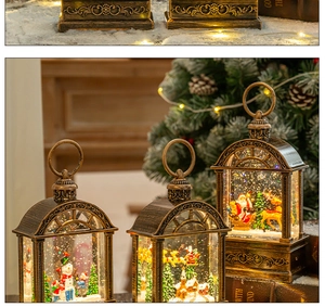 Gros plan de lanternes de Noël vintage montrant des scènes détaillées de boules à neige