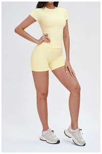 Détail d'un ensemble de sport côtelé sans couture avec short taille haute et crop top
