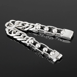 Detail eines silbernen Punk-Herrenarmbands mit Stahlperlen und Panzerketten-Design