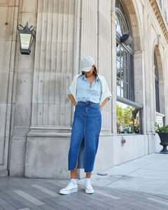 Dettaglio di gonna lunga in denim blu scuro a vita alta con profondo spacco frontale street style