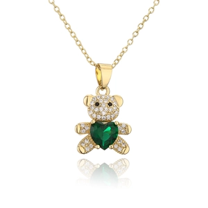Vue détaillée du collier d'ours avec pierre de cœur verte et zircons scintillants