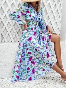 Détail de la robe fleurie bleu clair avec col en V, manches longues et découpe à la taille