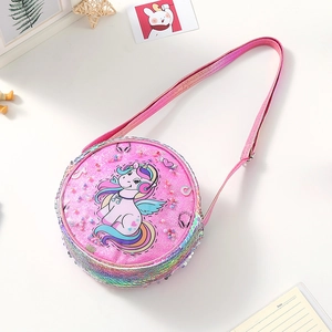 Dettaglio borsa a tracolla unicorno con paillettes rosa e glitter arcobaleno per bimba