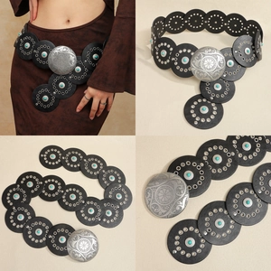 Détail de la ceinture vintage en cuir noir avec incrustations turquoise et boucles gravées