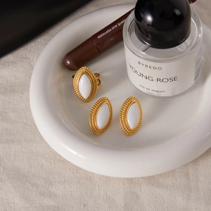 Ensemble bague et boucles d'oreilles vintage en acier plaqué or 18k et agate blanche