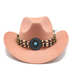 Détail d'un chapeau de cowboy en daim corail avec bande de perles turquoise de style