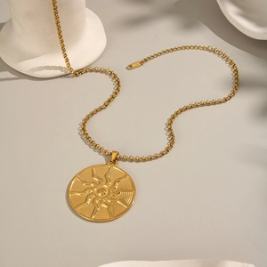 Elegante collana in acciaio inossidabile placcato oro 18 carati con ciondolo motivo sole