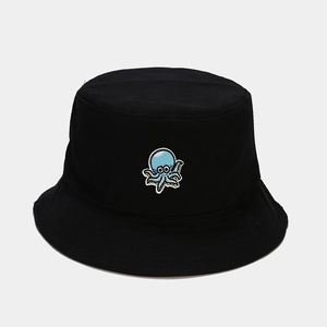 Détail d'un chapeau bob noir en coton avec broderie d'un petit poulpe bleu mignon