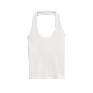 Détail d'un haut licou blanc sexy avec dos croisé et tissu en maille douce de haute qualité