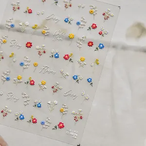 Vue détaillée des autocollants à ongles fleurs sauvages en relief avec texte daisy et spring