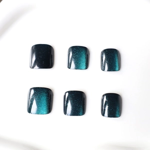 Kurze quadratische künstliche Zehennägel mit tiefblauem Cat-Eye-Effekt und Hochglanz