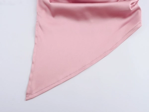 Détail de tissu satiné rose avec fini brillant lisse et bord de couture bien fini