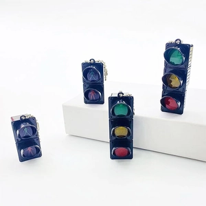 Mini portachiavi LED a semaforo con luci rosse, gialle e verdi su espositori bianchi