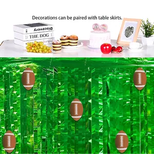 Faldón de mesa verde con flecos y decoraciones de fútbol americano para fiesta