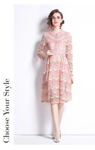 Robe trapèze rose élégante en dentelle brodée avec col montant chic et manches mi-longues