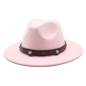 Détail d'un chapeau en laine rose avec bande en cuir marron et pierres turquoise