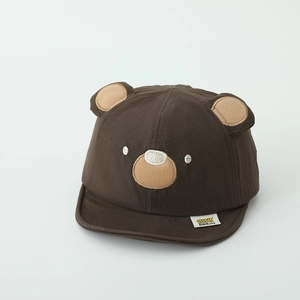 Dettaglio cappello in cotone per neonati con orecchie 3D e ricamo di orso morbido