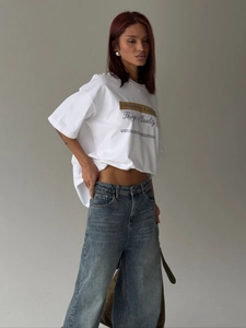 T-shirt bianca oversize con stampa di lettere e jeans blu a gamba larga coordinati