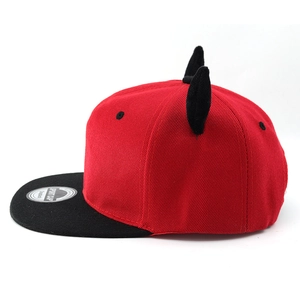 Détail de la casquette snapback rouge et noire avec cornes de diable et style urbain