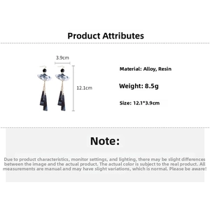Détail de boucles d'oreilles en résine en forme d'éventail avec motif bleu et dimensions