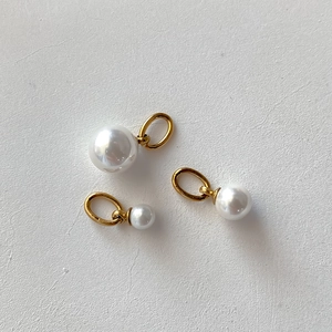 Minimalistisches 3er-Set Perlenanhänger mit weißen Perlen und goldenen Metallringen