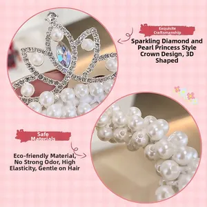 Dettaglio dell'elastico per capelli a corona con perle sintetiche e strass