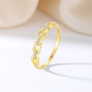 Elegant 925 sterling silver chain link ring with sparkling zircon in gold finish