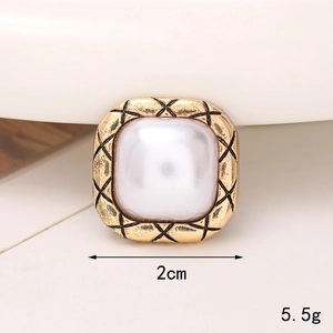 Dettaglio bottone vintage con perla oro da 2cm e trama trapuntata per accessori DIY