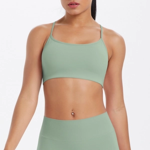 Gros plan sur le soutien-gorge de sport vert sauge et l'ensemble de yoga taille haute