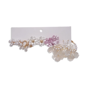 Ensemble de dix paires de boucles d'oreilles fleurs en perles et pétales en résine