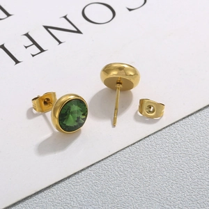 Boucles d'oreilles élégantes en acier titane doré avec pierres vertes et fermoirs papillon