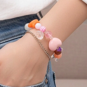 Primer plano de la pulsera de corazón de doble capa con cuentas rosas y cristales